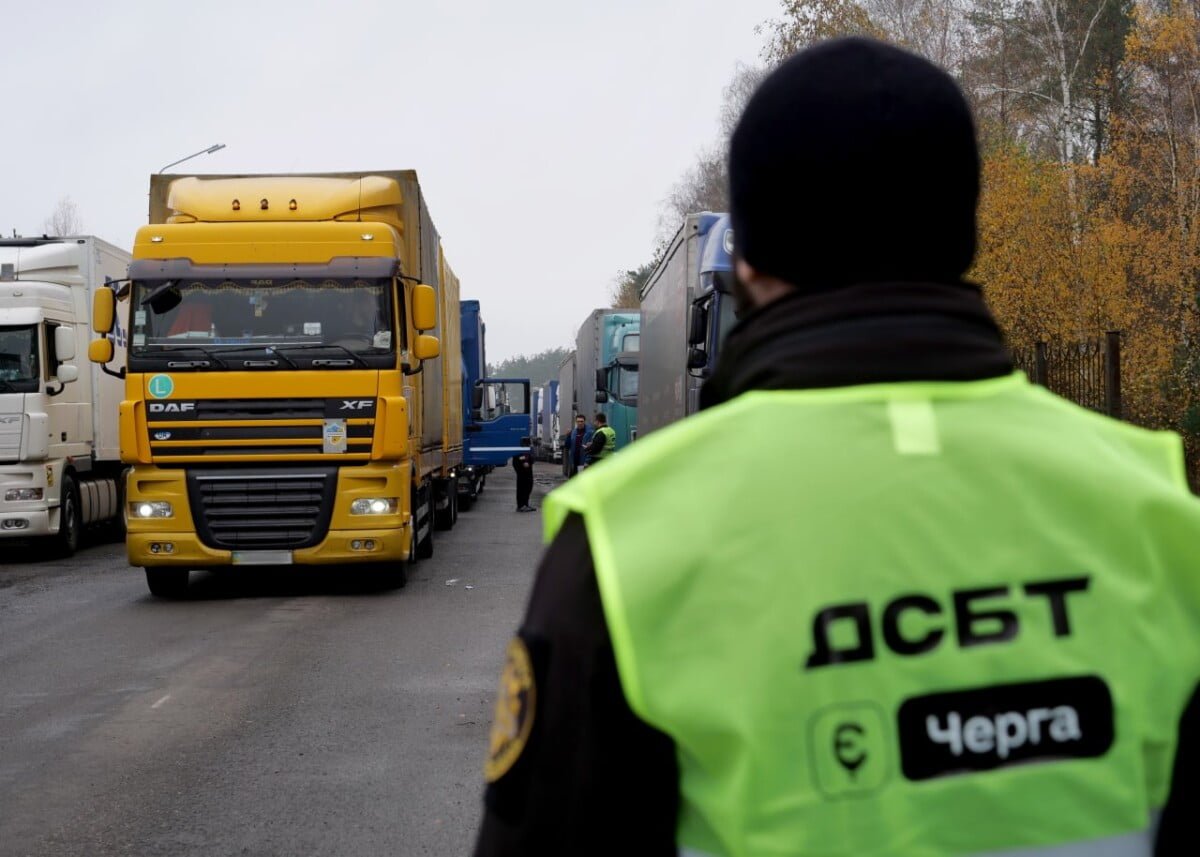 Coadă de zeci de kilometri de camioane ucrainene care aşteaptă să intre în România prin PTF Siret