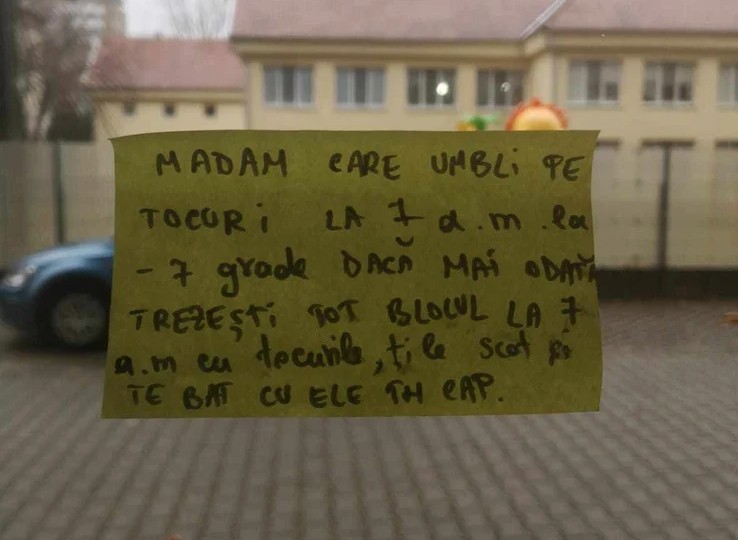 Locatarul unui bloc, mesaj către vecina care umblă pe tocuri la 7 dimineaţa: „Ţi le scot şi te bat cu ele în cap”