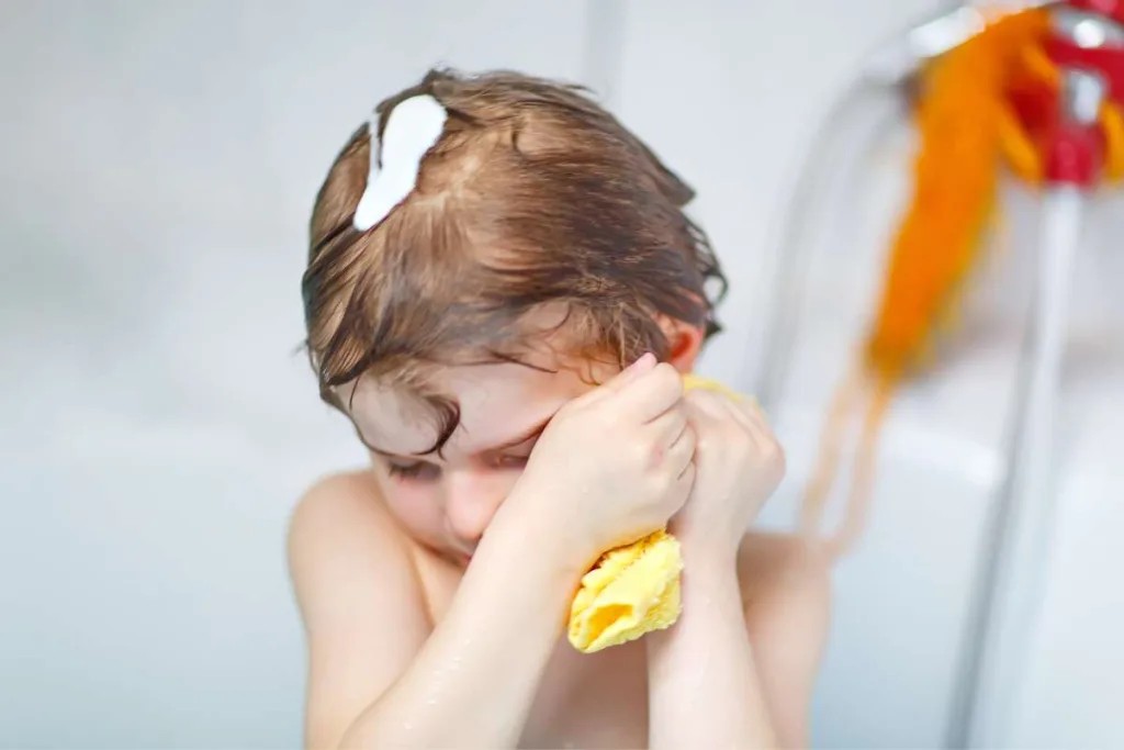 Medicii fac apel la părinţi să nu îşi mai spele pe cap copiii cu substanţe pentru animale