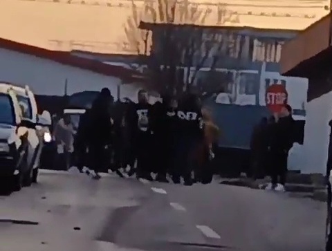 Scandal! Două familii din Galați și-au reglat conturile în stradă. Au intervenit polițiștii și jandarmii (VIDEO)