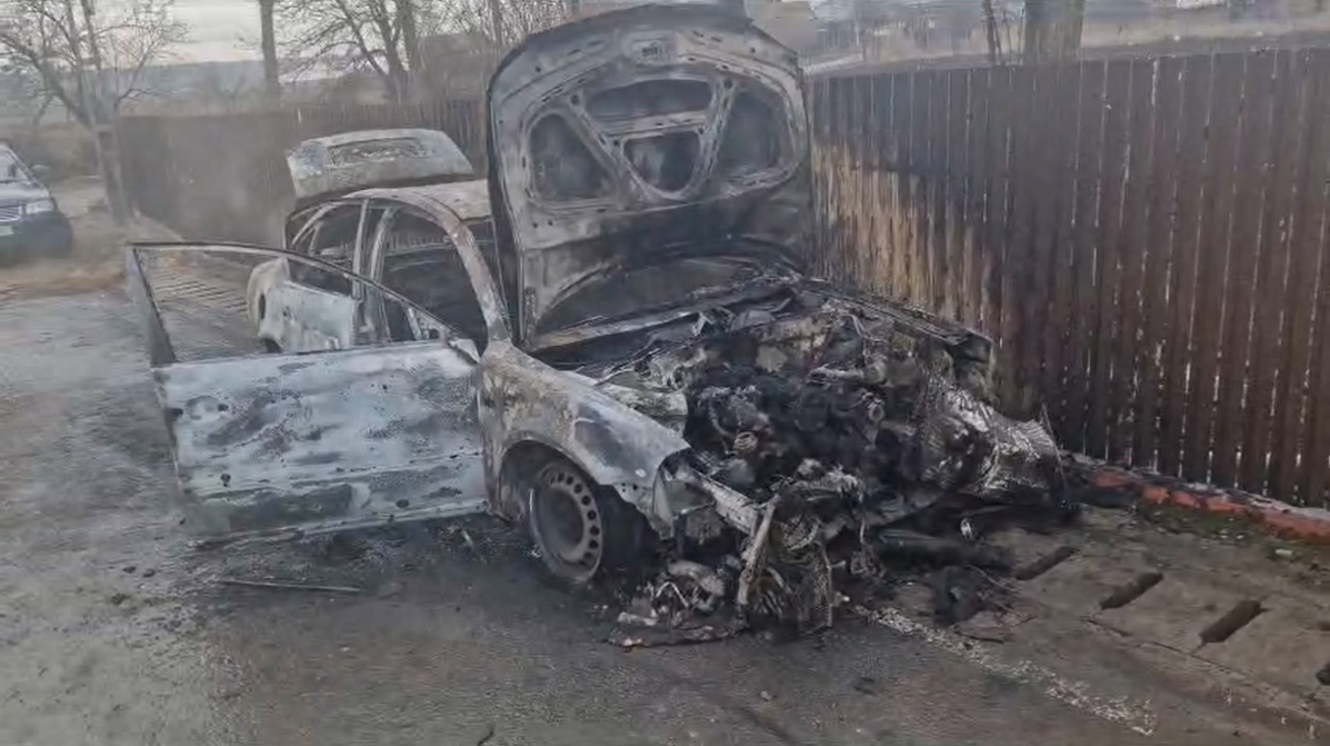 FOTO/VIDEO: Maşini incendiate intenţionat la Podoleni, Barcea