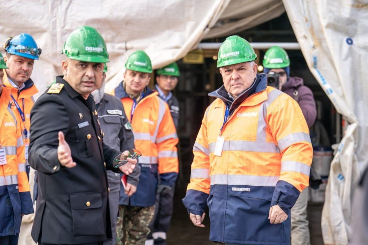 Ministrul Apărării şi şeful Statului Major, în vizită la Şantierul Naval Damen din Galaţi (FOTO)