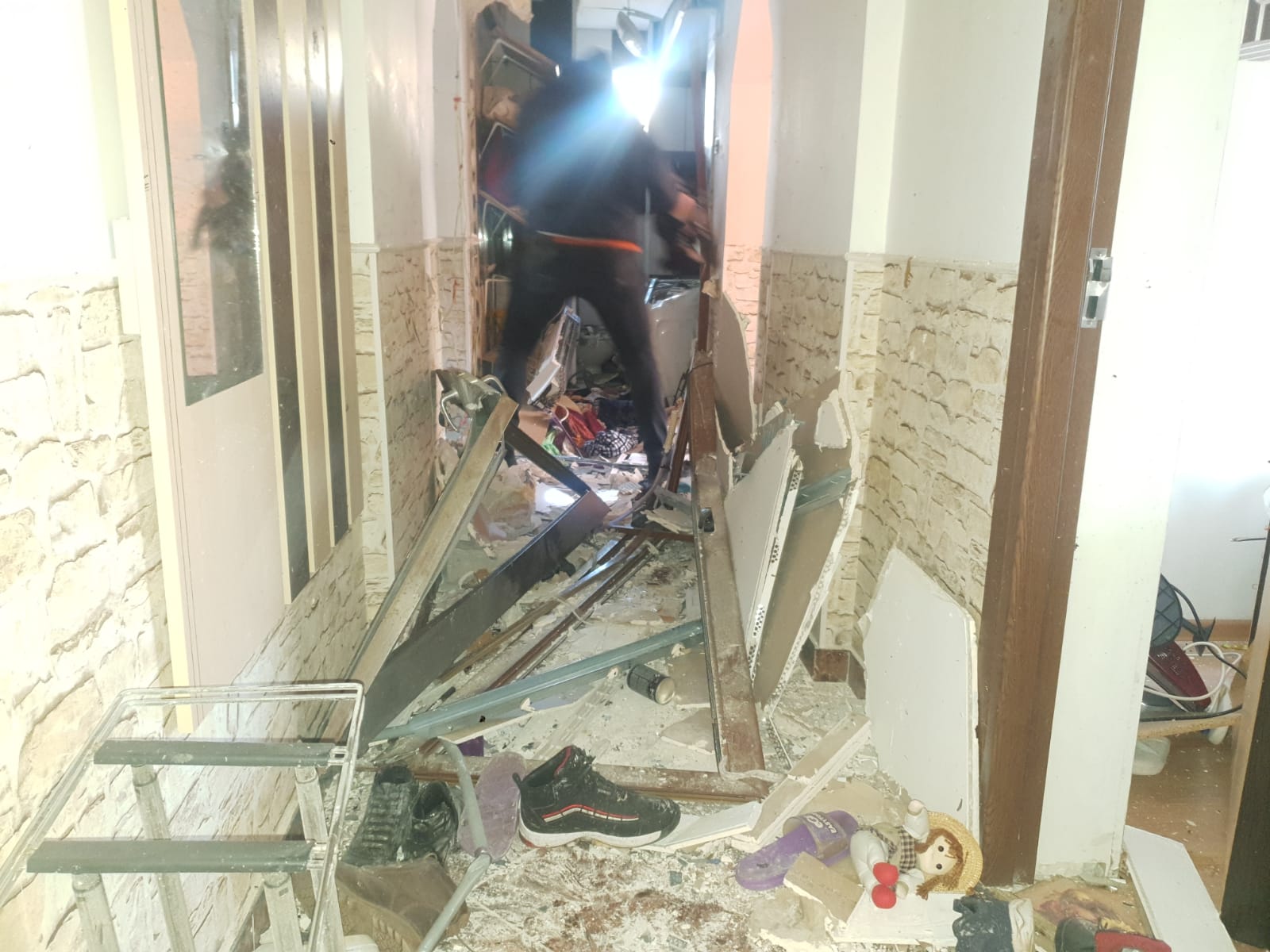 UPDATE: Explozie puternică într-un bloc din Galați. Mai multe apartamente au fost avariate (FOTO/VIDEO)