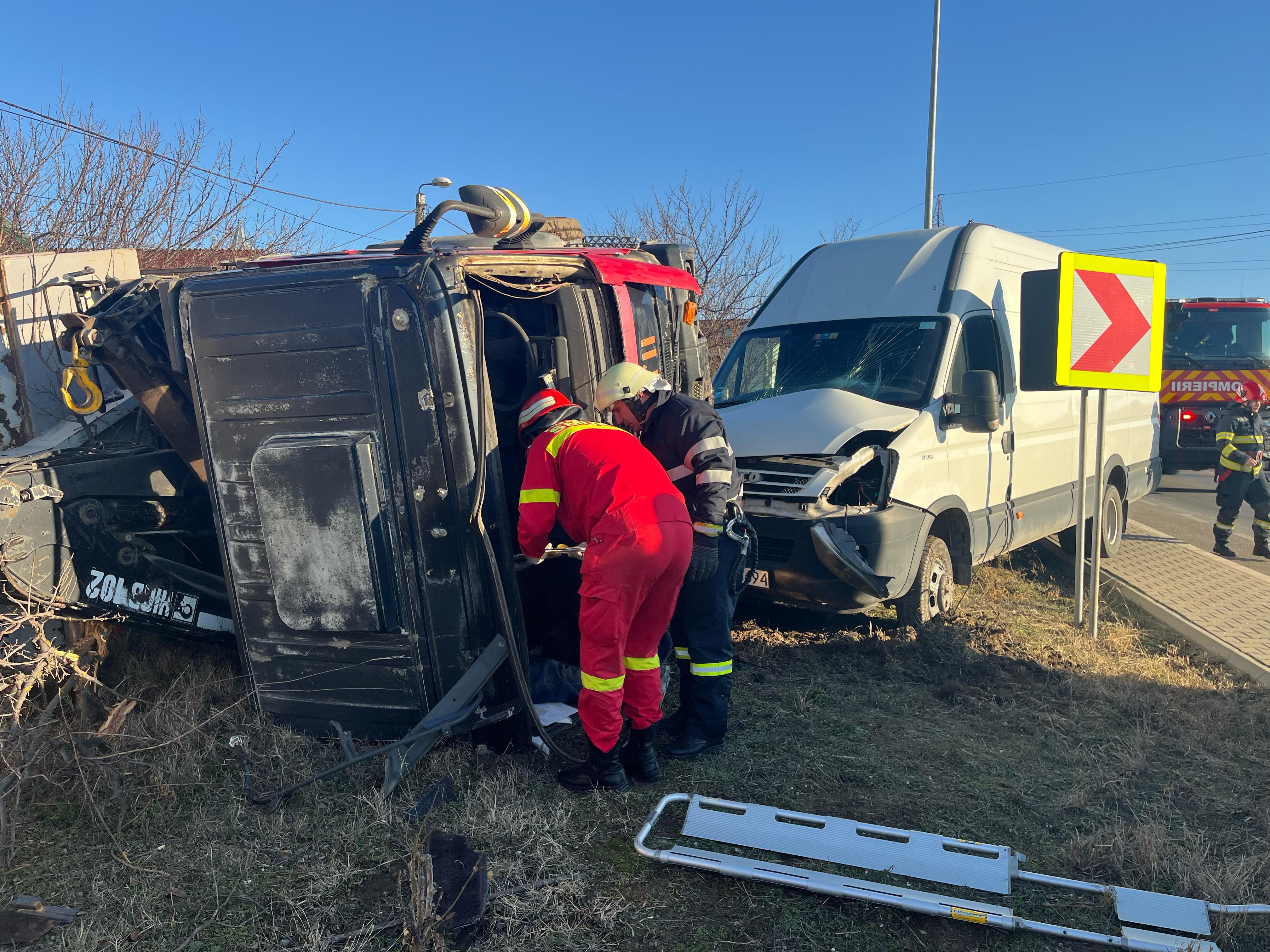 VIDEO: Autobasculantă încărcată cu blocuri de piatră răsturnată pe şosea, la Tulcea