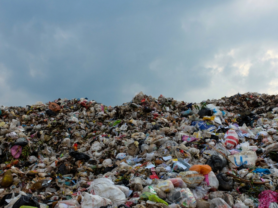 Comisia Europeană cere României să închidă şi să reabiliteze depozite ilegale de deşeuri
