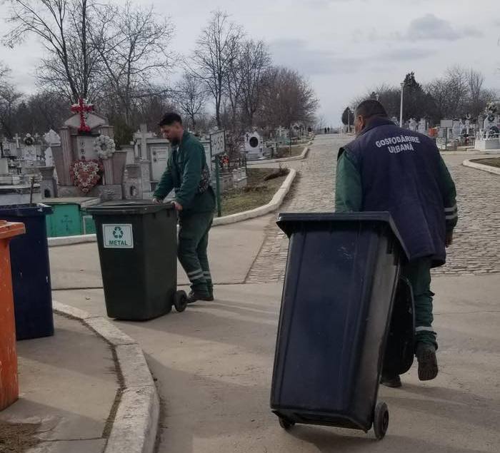 Curăţenie în cimitire la Galaţi. Gospodărire Urbană face apel la gălățeni să menţină ordinea