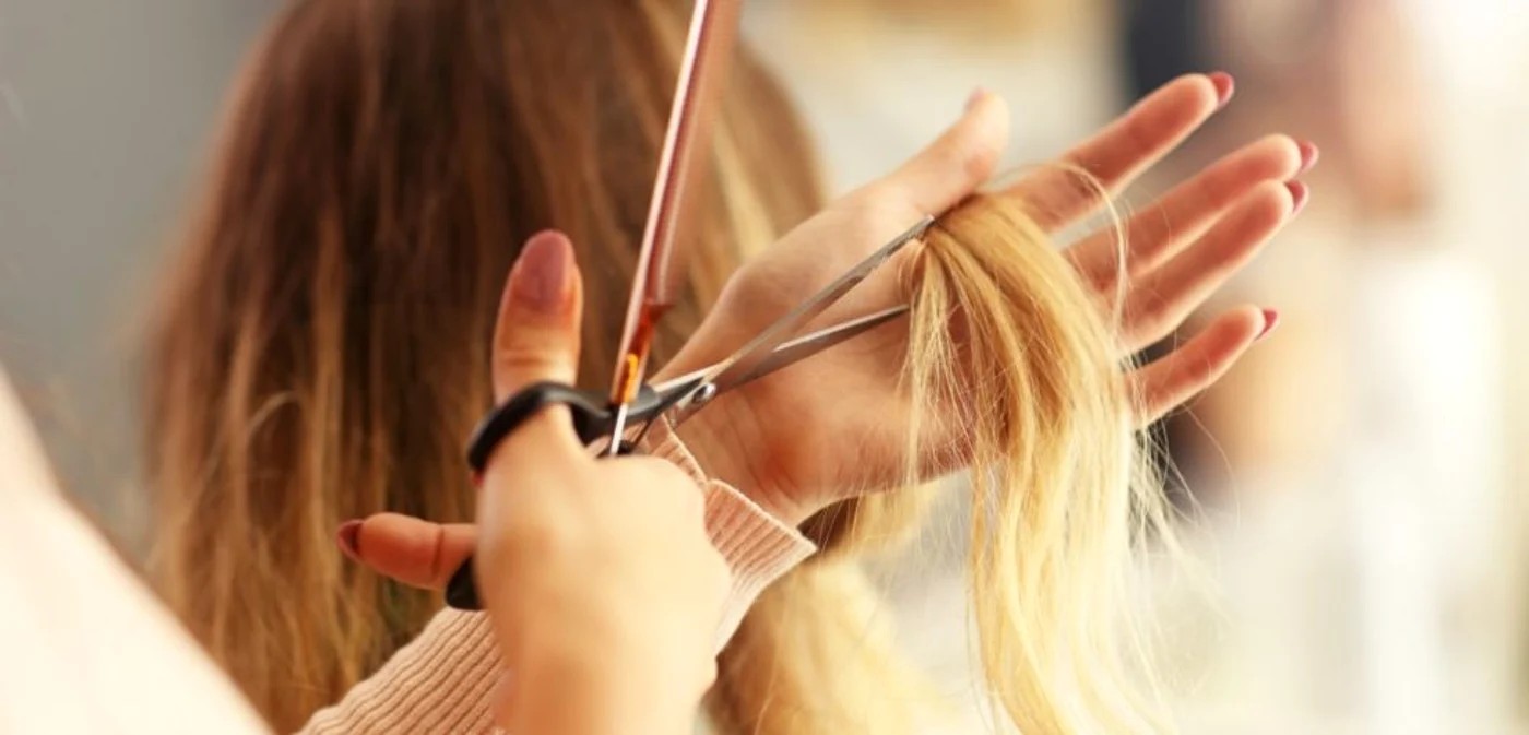 VIDEO: O femeie nu i-a dat bacşiş coafezei care a muncit şapte ore ca să-i aranjeze părul