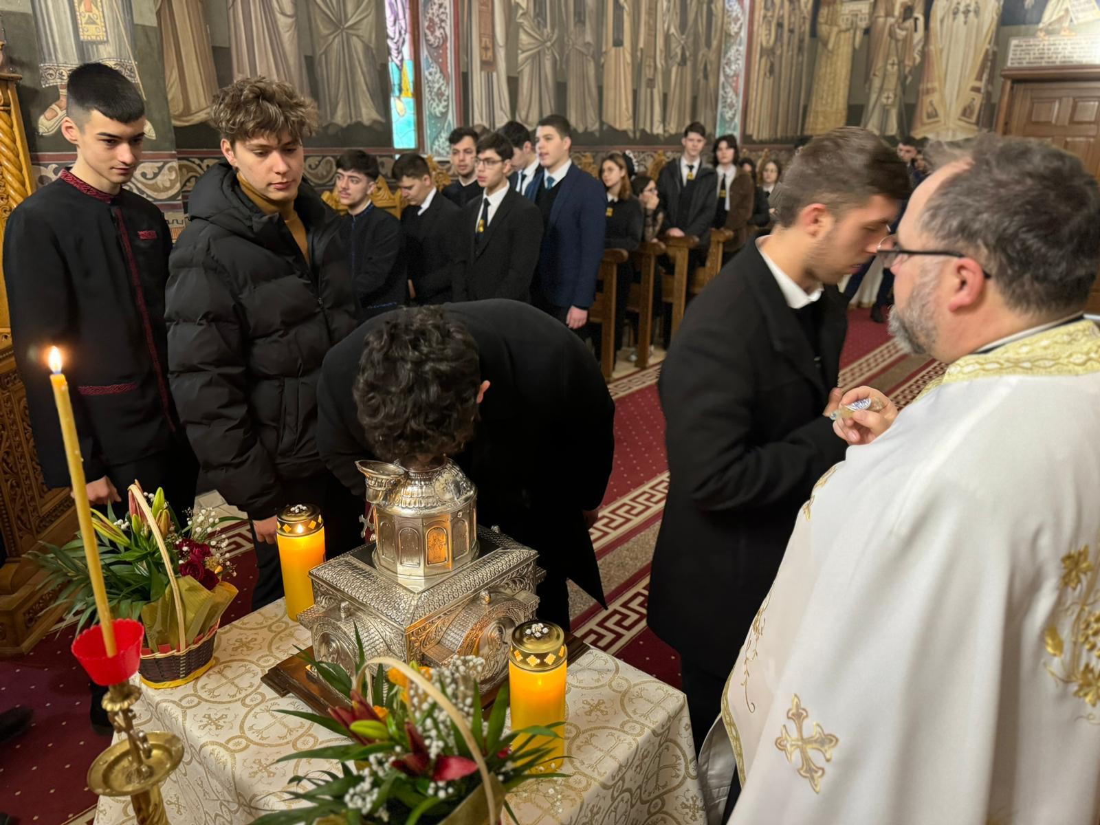 FOTO: Elevii seminarişti gălăţeni s-au închinat la moaştele Sf. Cuv. Ioan Casian