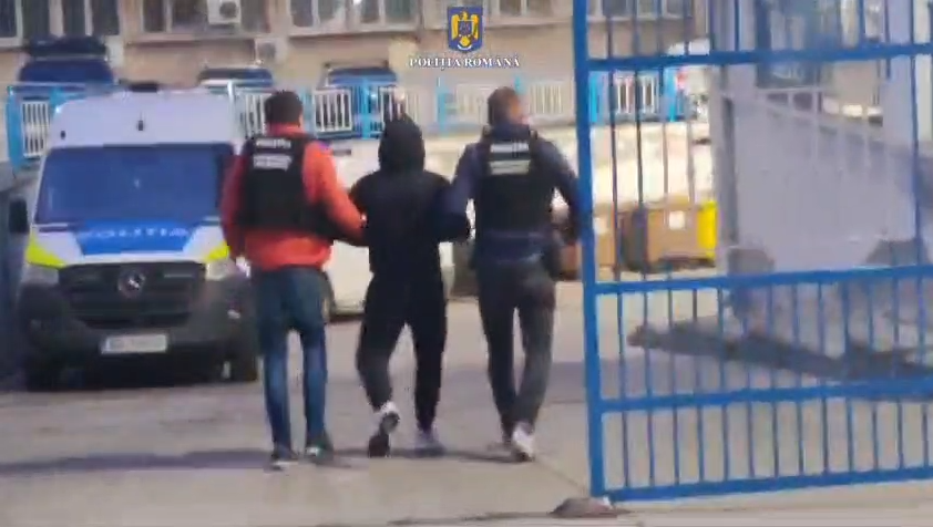 VIDEO: Proxenet la 19 ani, arestat preventiv, la Brăila