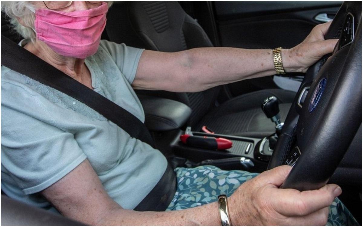 Bătrână de 103 ani, prinsă de poliţişti în timp ce gonea cu viteză pe străzile din Italia