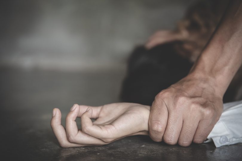 Fată de 15 ani din Galaţi, violată în repetate rânduri. Ororile se petreceau în casa bărbatului