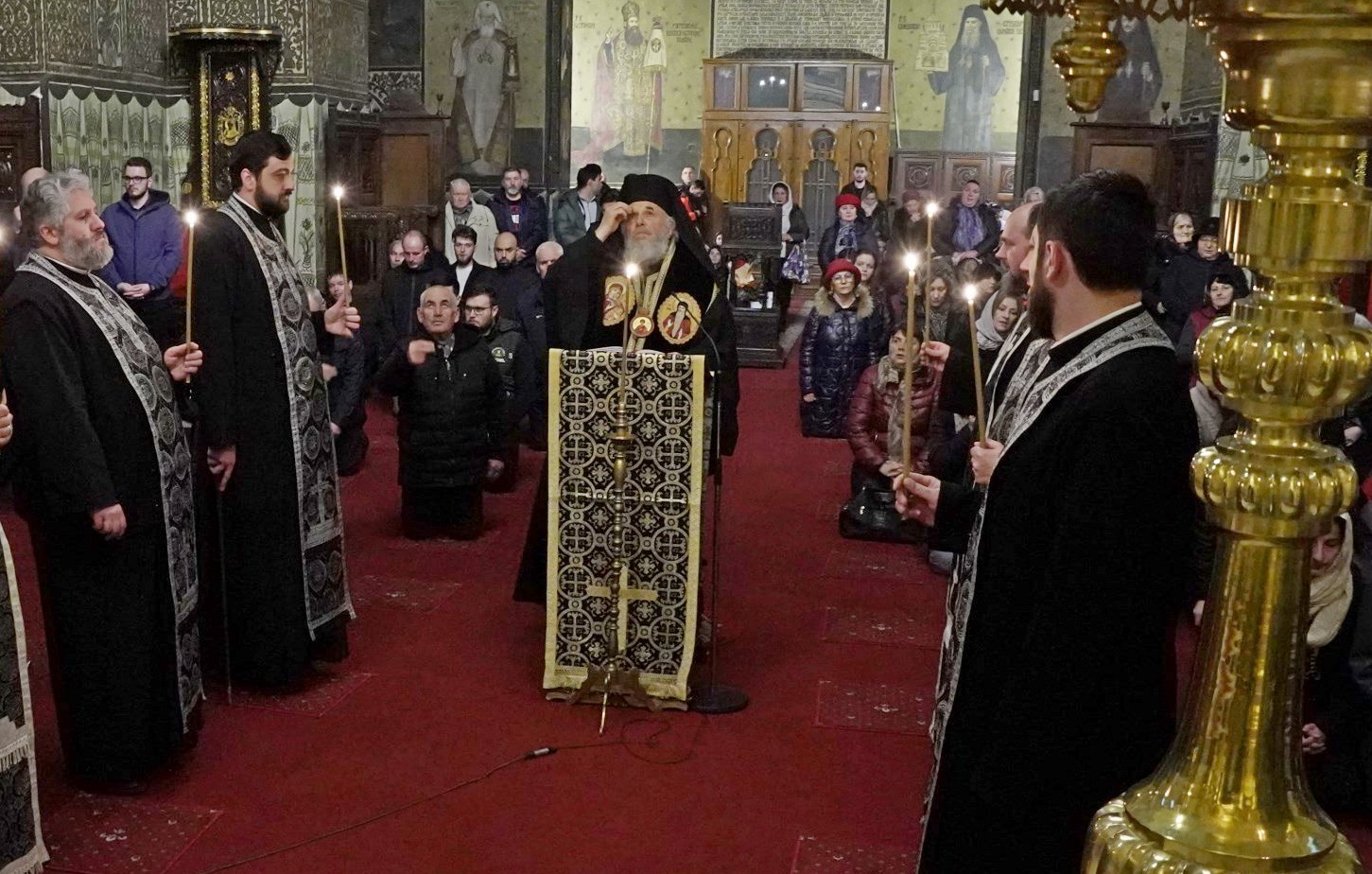 De ziua sa, ÎPS Casian a sâvărşit una dintre cele mai frumoase slujbe ale Bisericii Ortodoxe