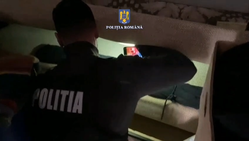 VIDEO: Ce au găsit poliţiştii gălăţeni în casa unui traficant de droguri