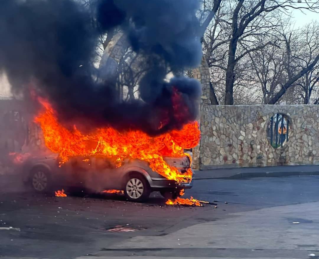 Galați: O mașină a luat foc în parcarea de lângă Parcul Carol I
