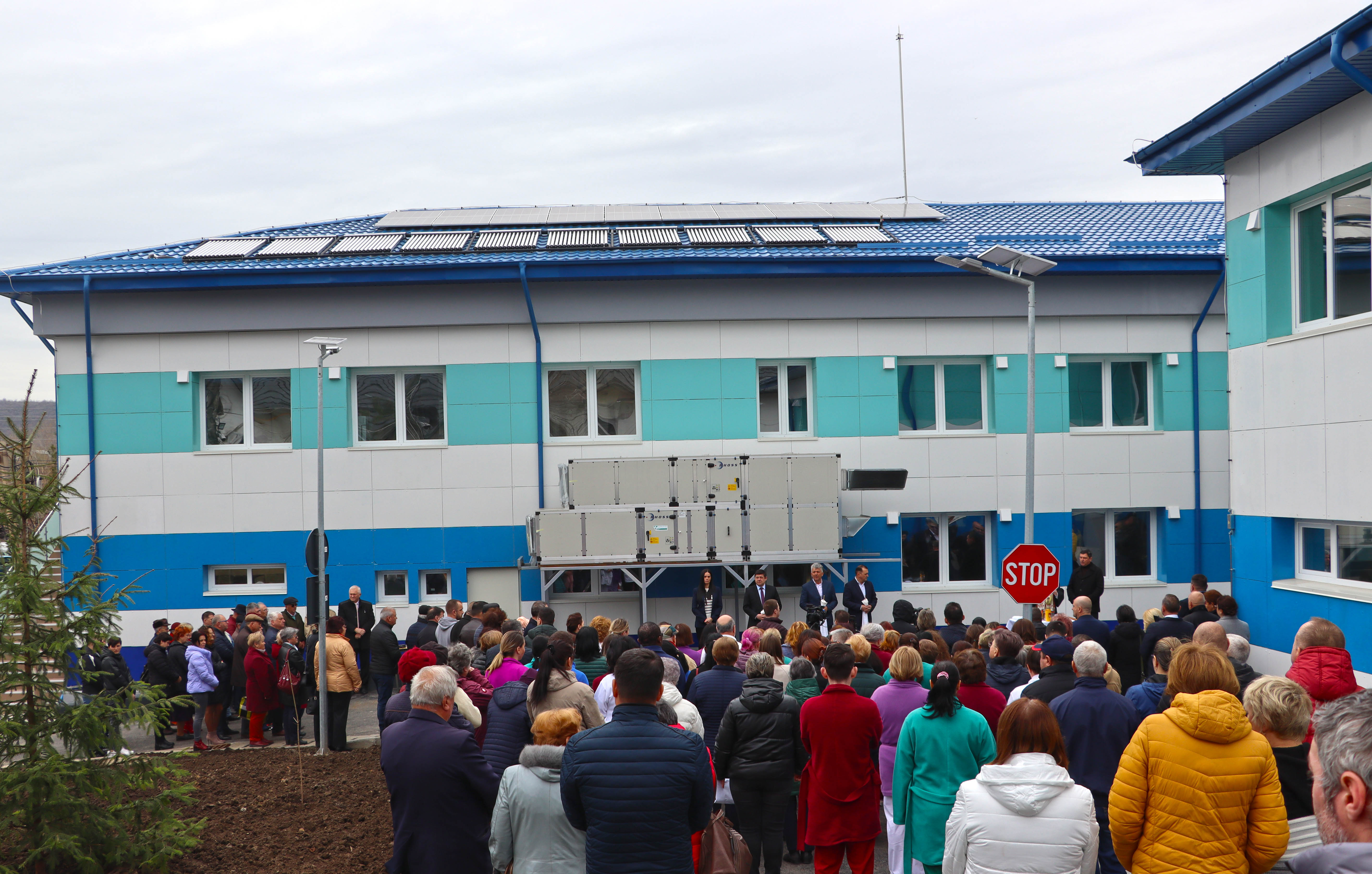 FOTO: Clădirea principală a Spitalului Orăşenesc Târgu Bujor, reabilitată şi modernizată