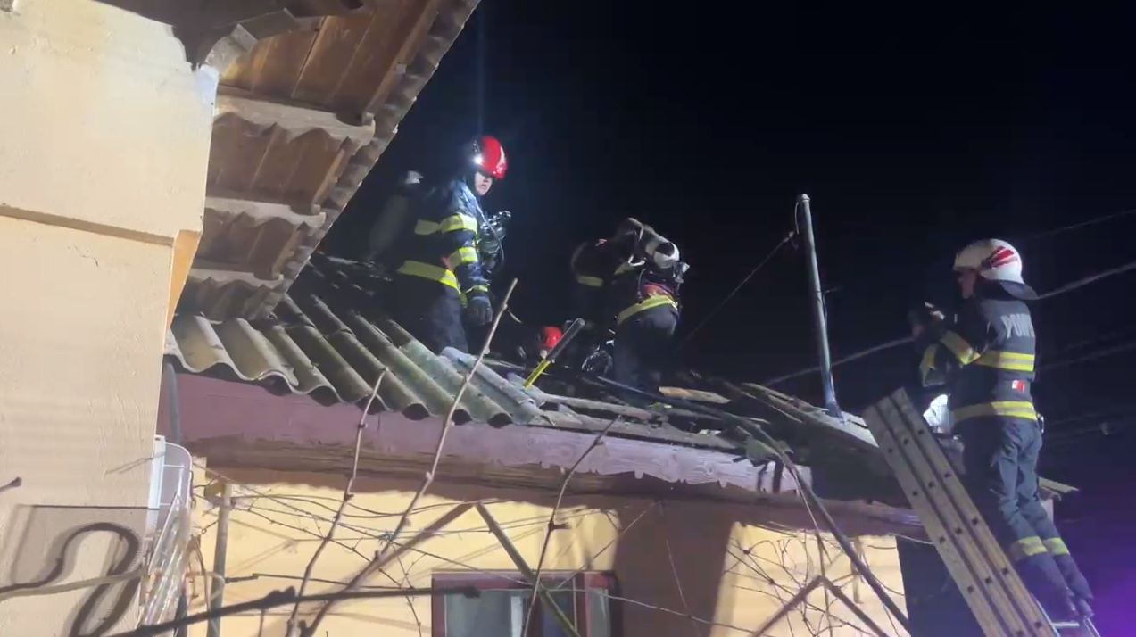 VIDEO: Cu casa în flăcări, a făcut atac de panică! Incendiu la Tulcea