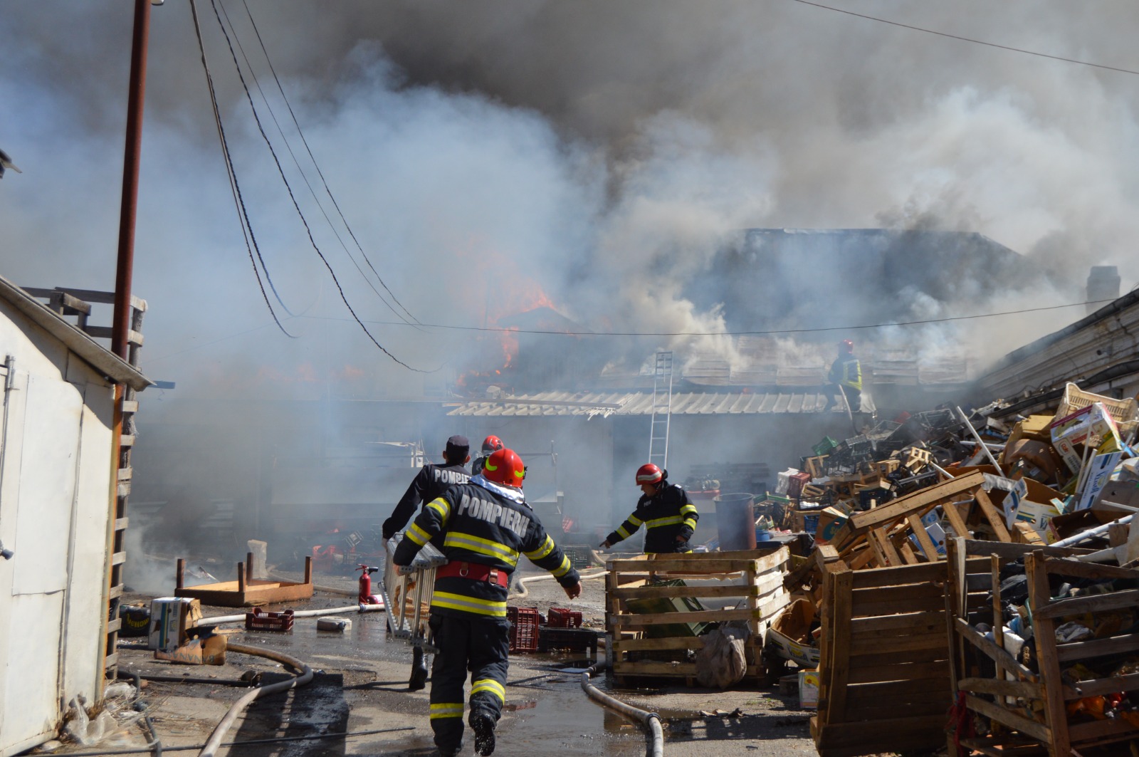 VIDEO: Incendiu la depozitul de fructe, la Brăila