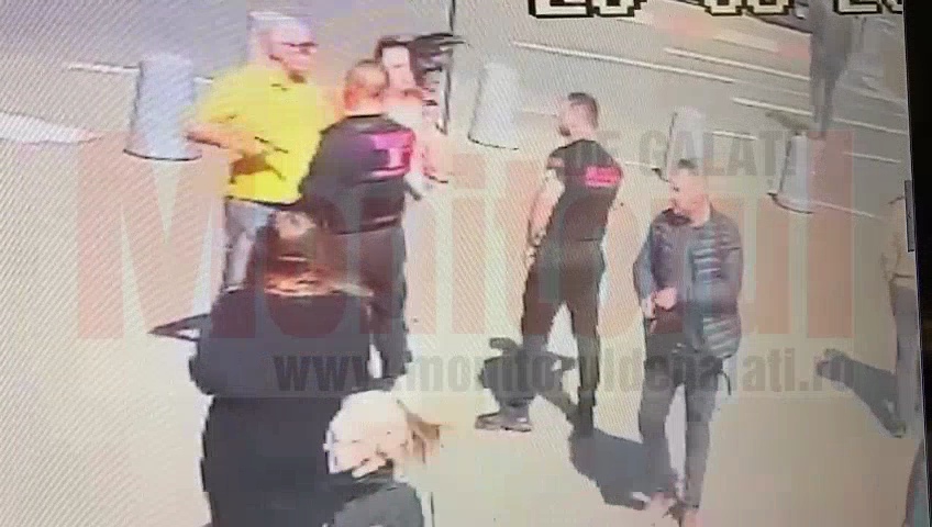 Galați: Agent de pază amenințat cu pistolul în parcarea de la mall (VIDEO)