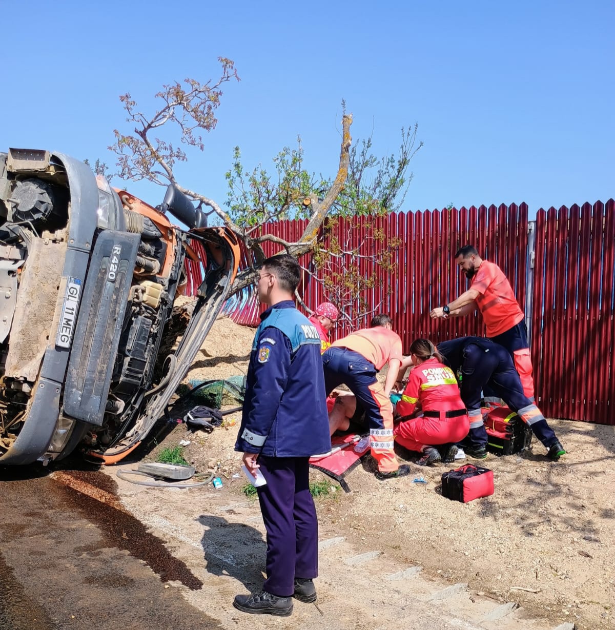 VIDEO: Accident în judeţul Galaţi. Doi tineri, grav răniţi