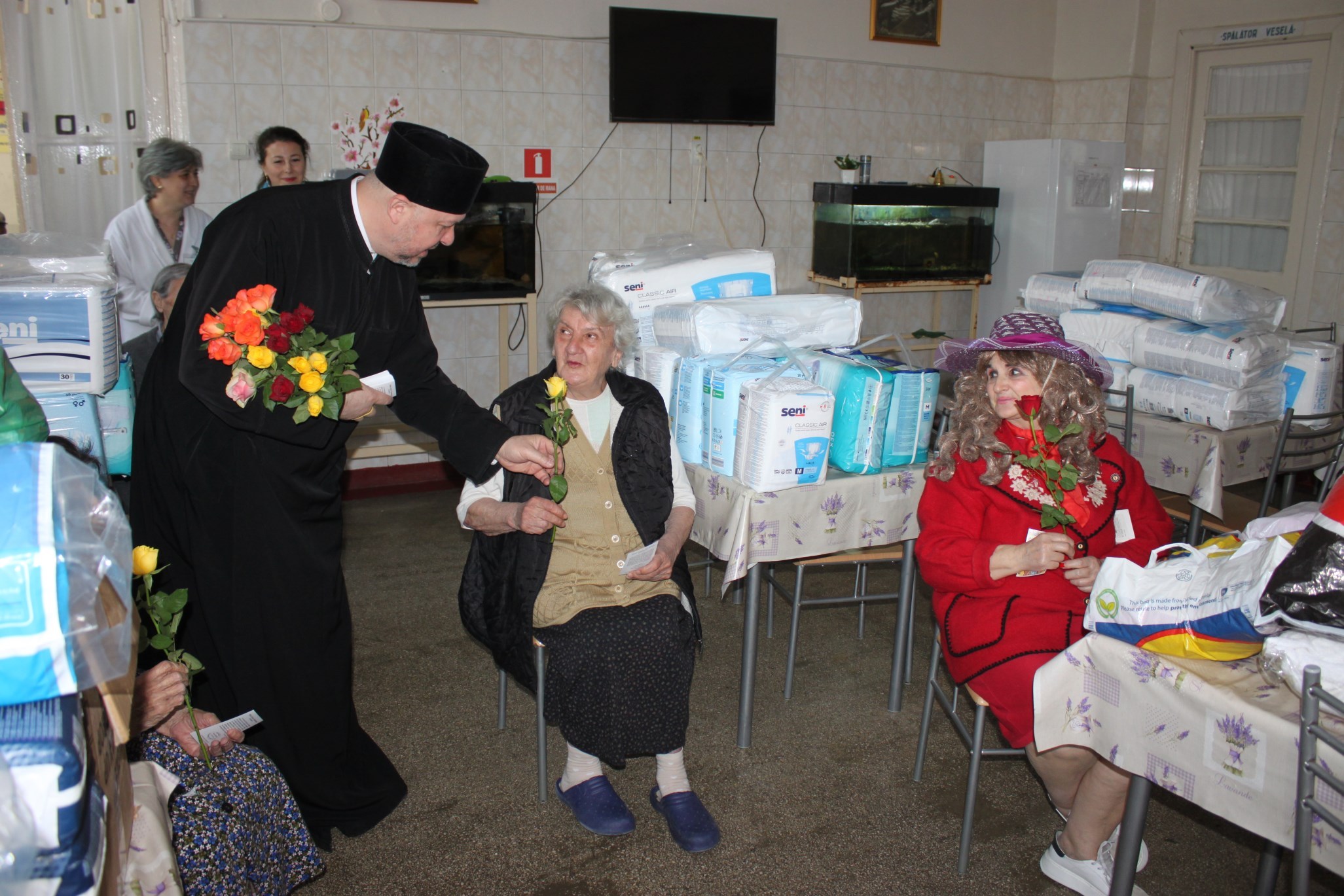 FOTO: Daruri pentru vârstnicii nevoiaşi din Galaţi