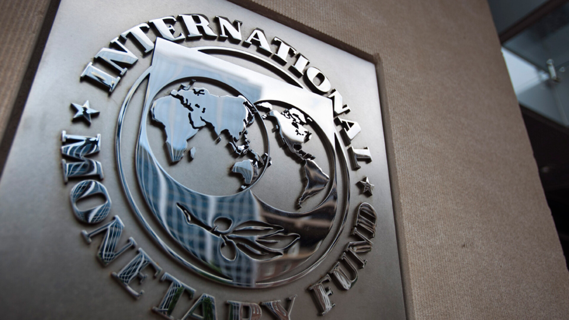 FMI avertizează asupra creşterii riscurilor financiare pe plan mondial
