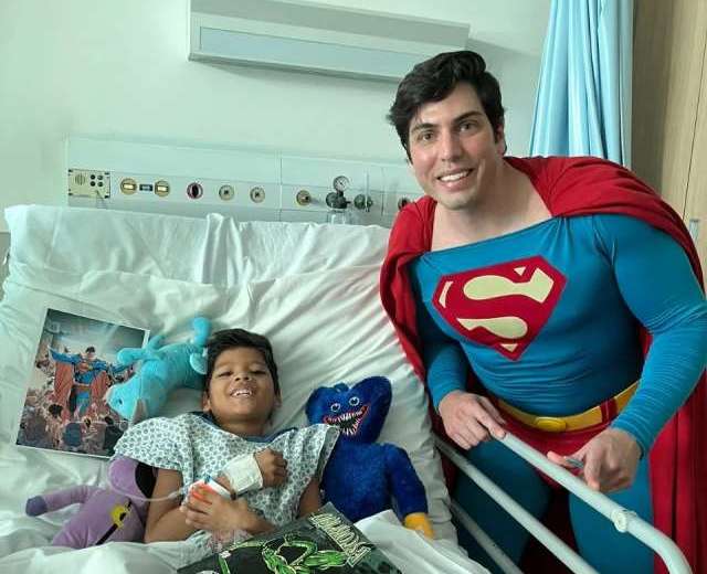 Un avocat, sosia lui Superman! Vizitează spitale şi şcoli pentru a transmite un mesaj de speranţă