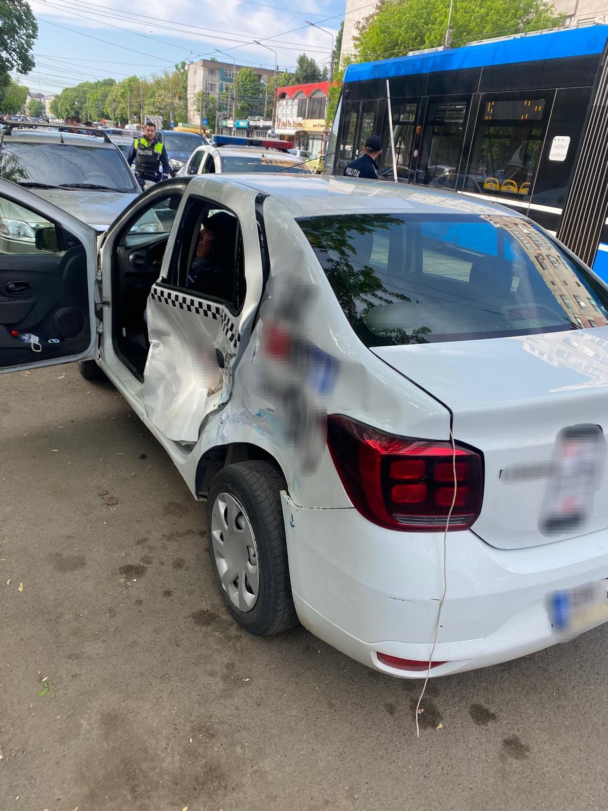 Brăila: Taxi lovit de tramvai