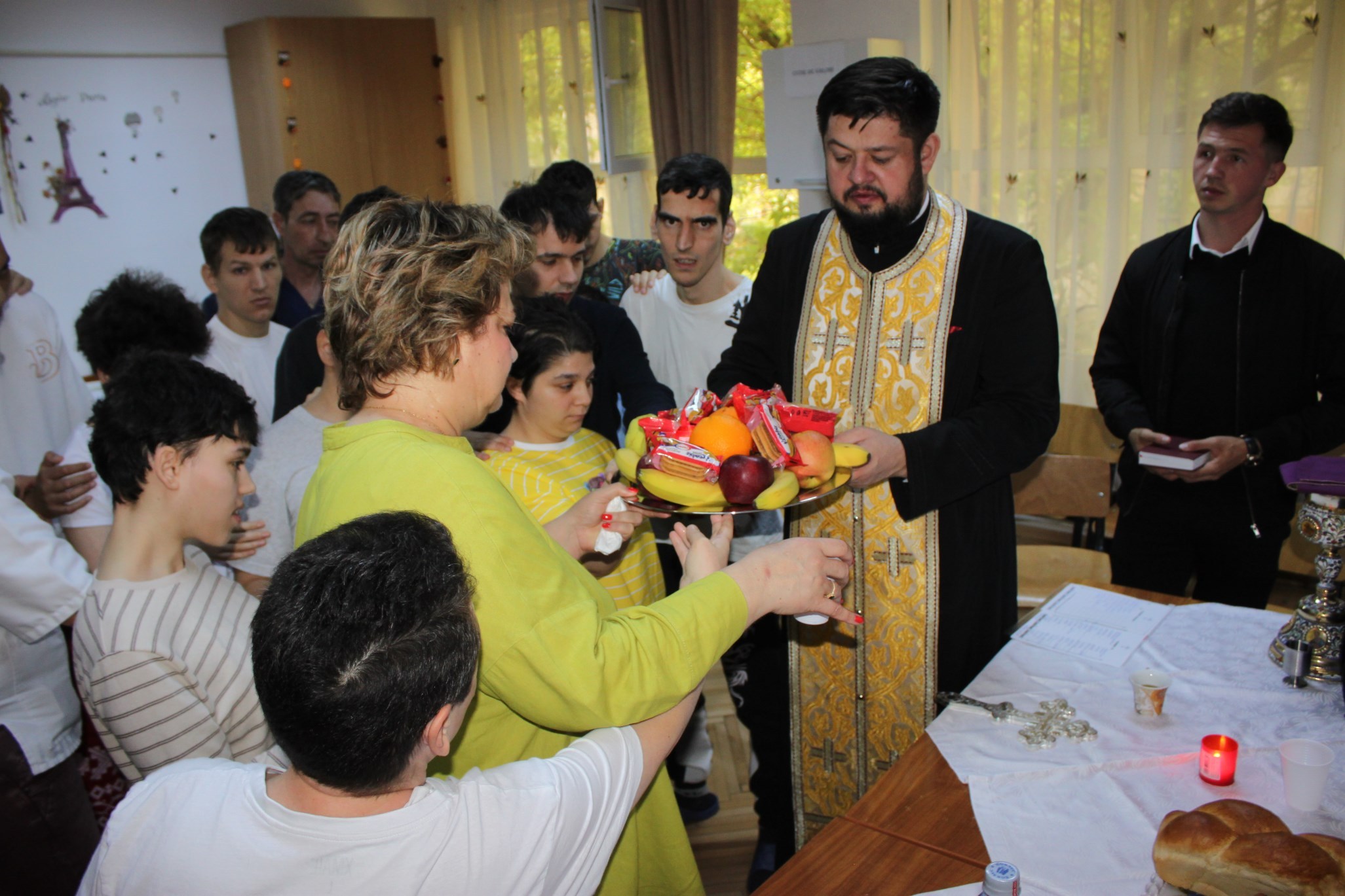 Daruri şi binecuvântare înainte de Florii, pentru gălăţeni cu dizabilităţi (FOTO)