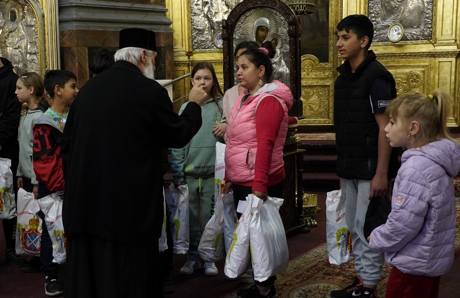 Mâncare şi haine de Paşte pentru nevoiaşi, de la biserică (FOTO)