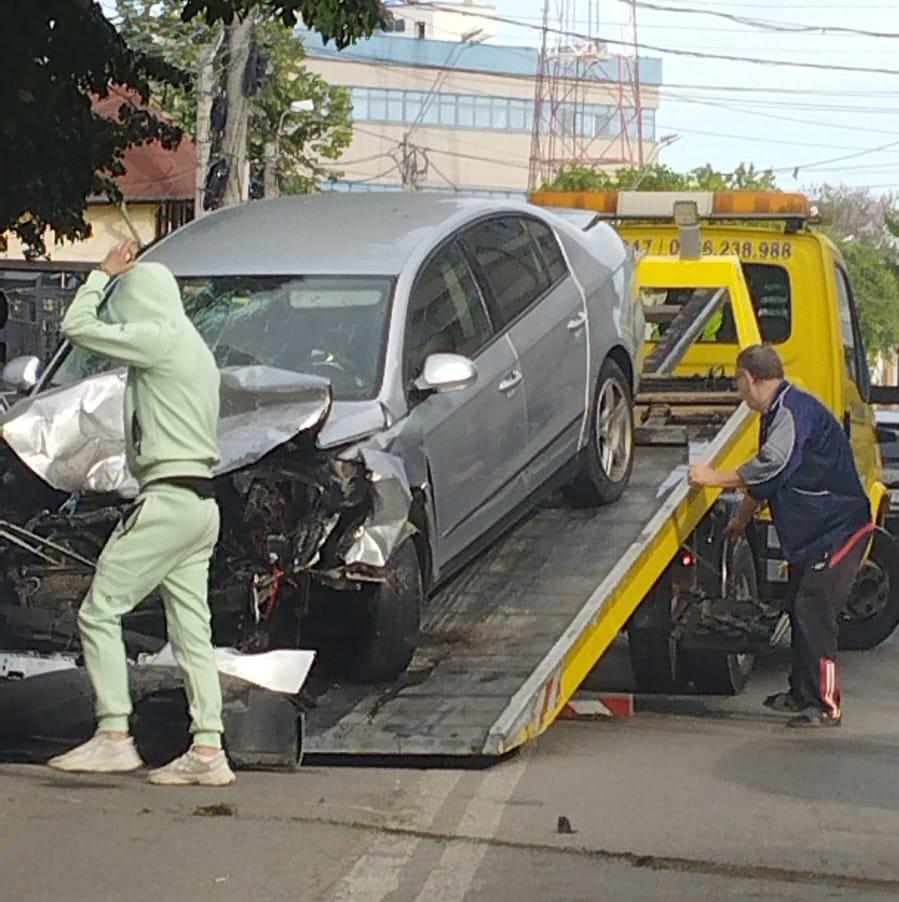 FOTO/VIDEO: Accident rutier grav, în Tecuci! A intrat în plin în două maşini parcate