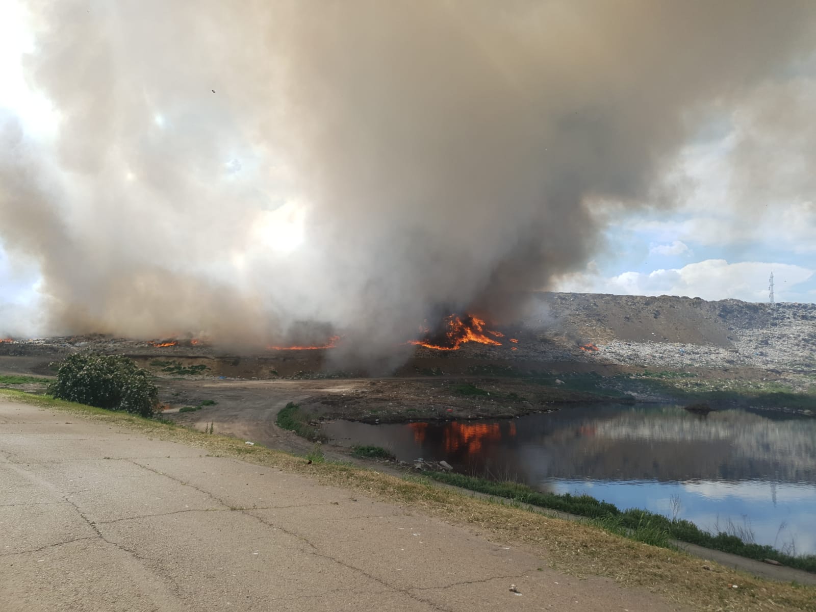 VIDEO: Incendiu uriaş la groapa de gunoi de la Tirighina, Galaţi