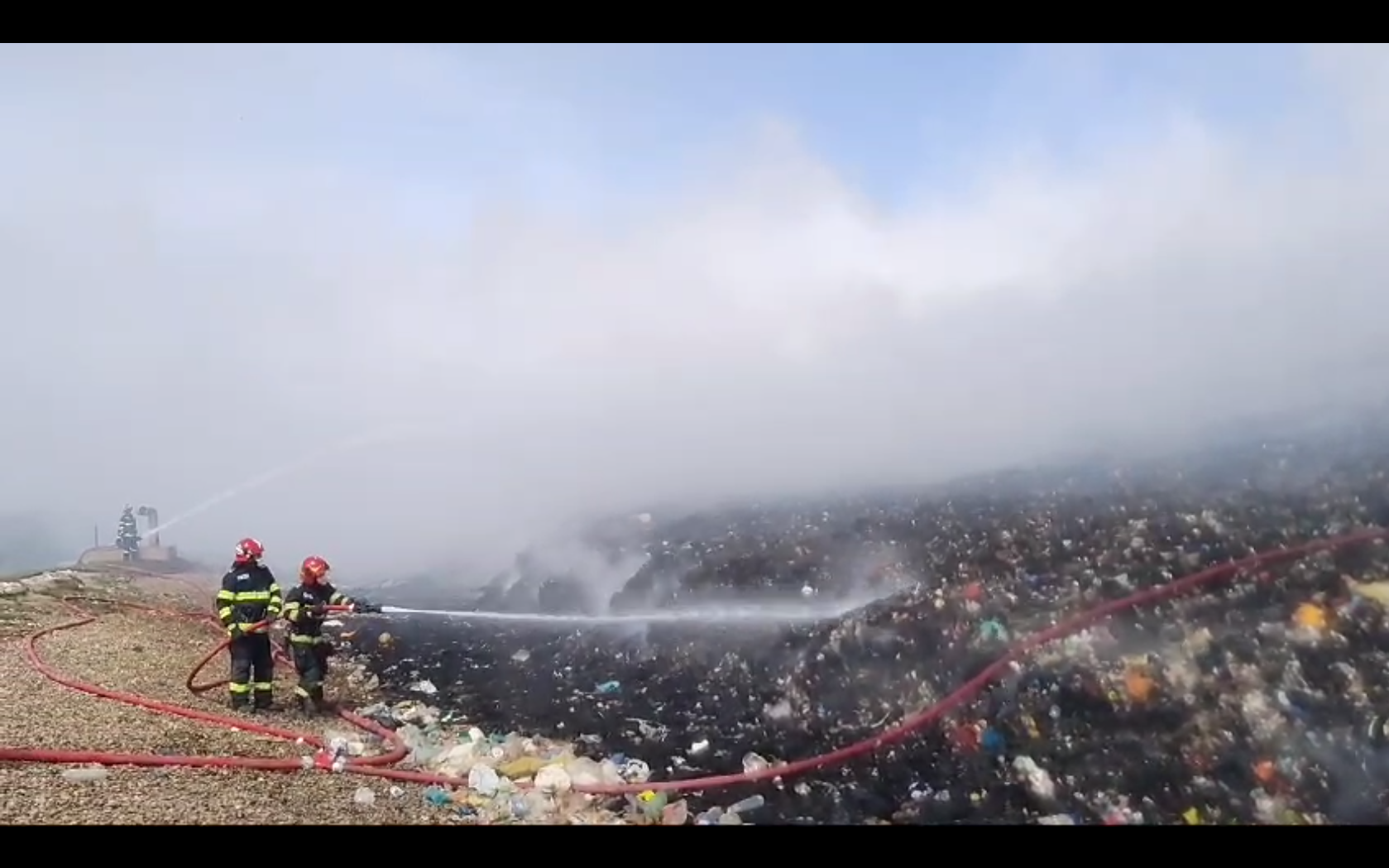 Galaţi: Pompierii încă se luptă cu focul la groapa de gunoi de la Tirighina (VIDEO)