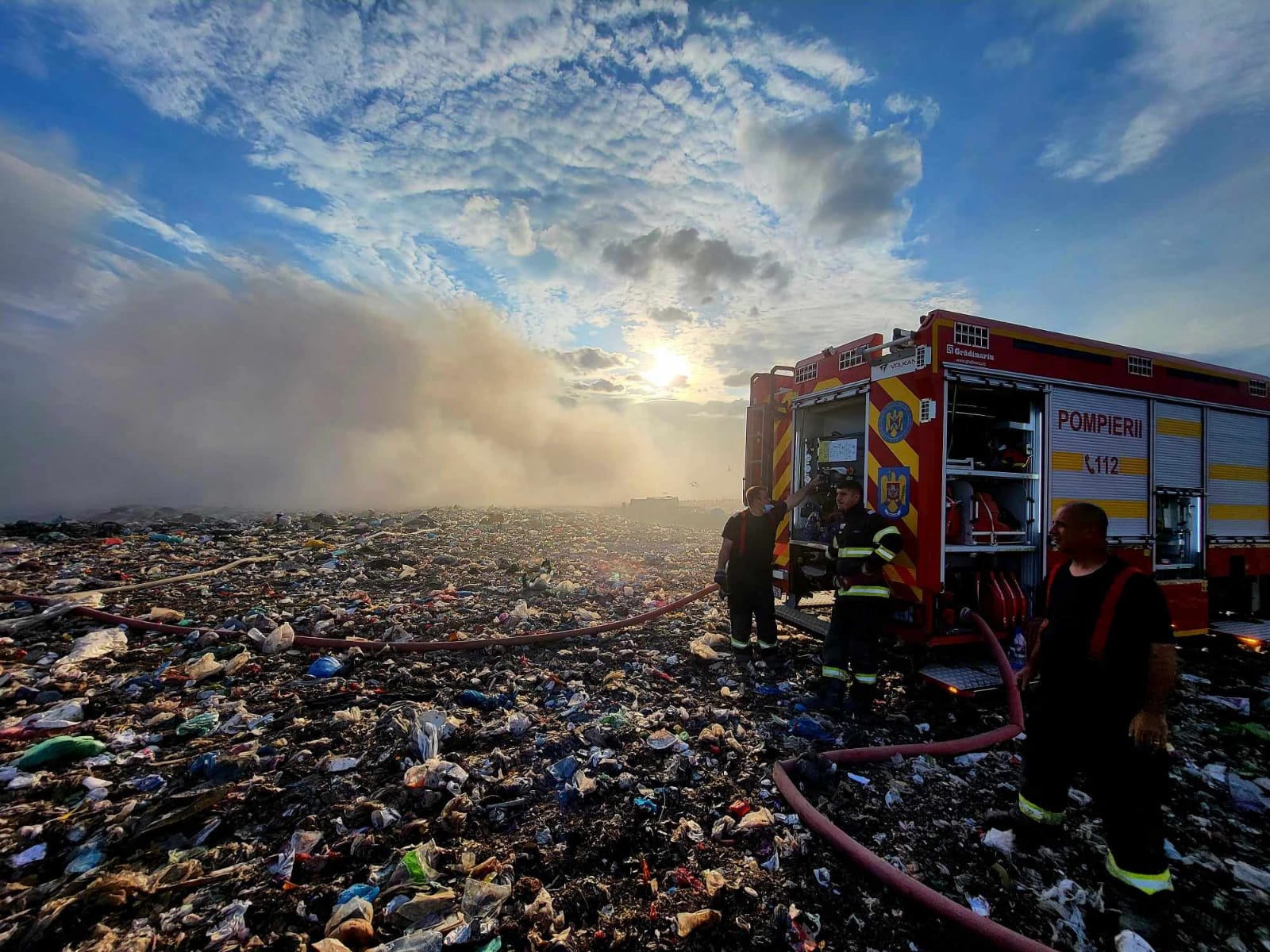 FOTO: Încă arde groapa de gunoi de la Tirighina