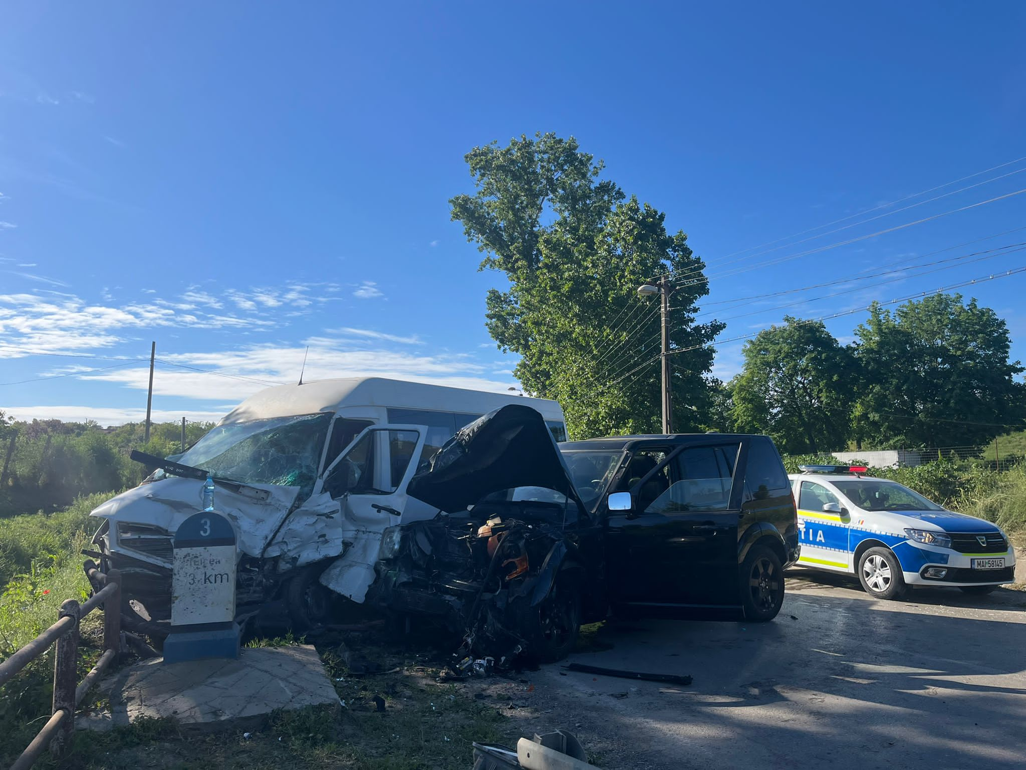 VIDEO: Accident între un microbuz și o mașină de teren, la Tulcea. 7 persoane transportate la spital