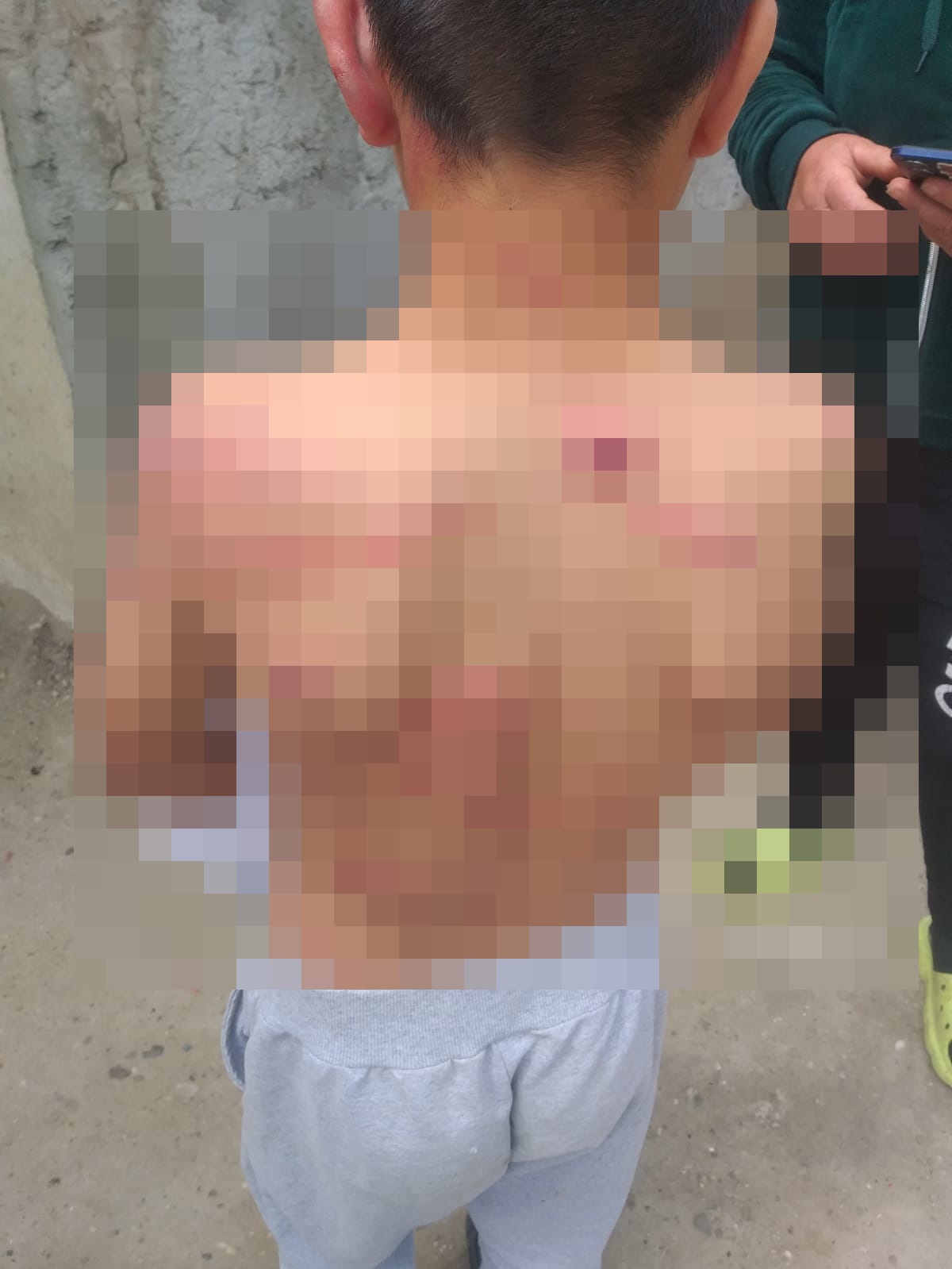 Cruzime la Galaţi: copil de 10 ani bătut cu biciul în stradă (UPDATE + FOTO)