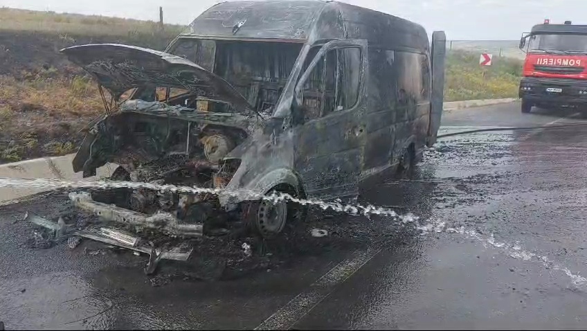 VIDEO: A luat foc în mers! Mașină făcută scrum la Băleni, Galați