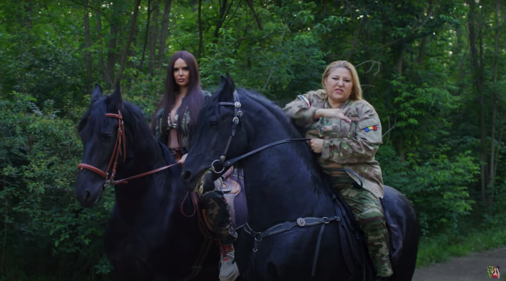 «Vine Şoşoaca să distrugă cloaca!» Excentrica senatoare "şi-a tras" melodie şi clip (VIDEO)