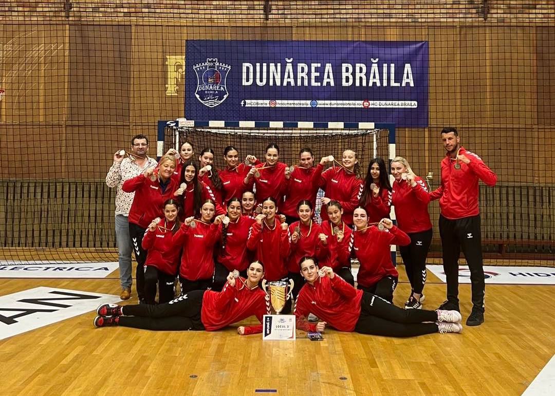Junioarele 3 de la ACS Lucian Bute au cucerit medaliile de bronz. Olimpica Ioana Trifan a fost desemnată cel mai bun inter dreapta