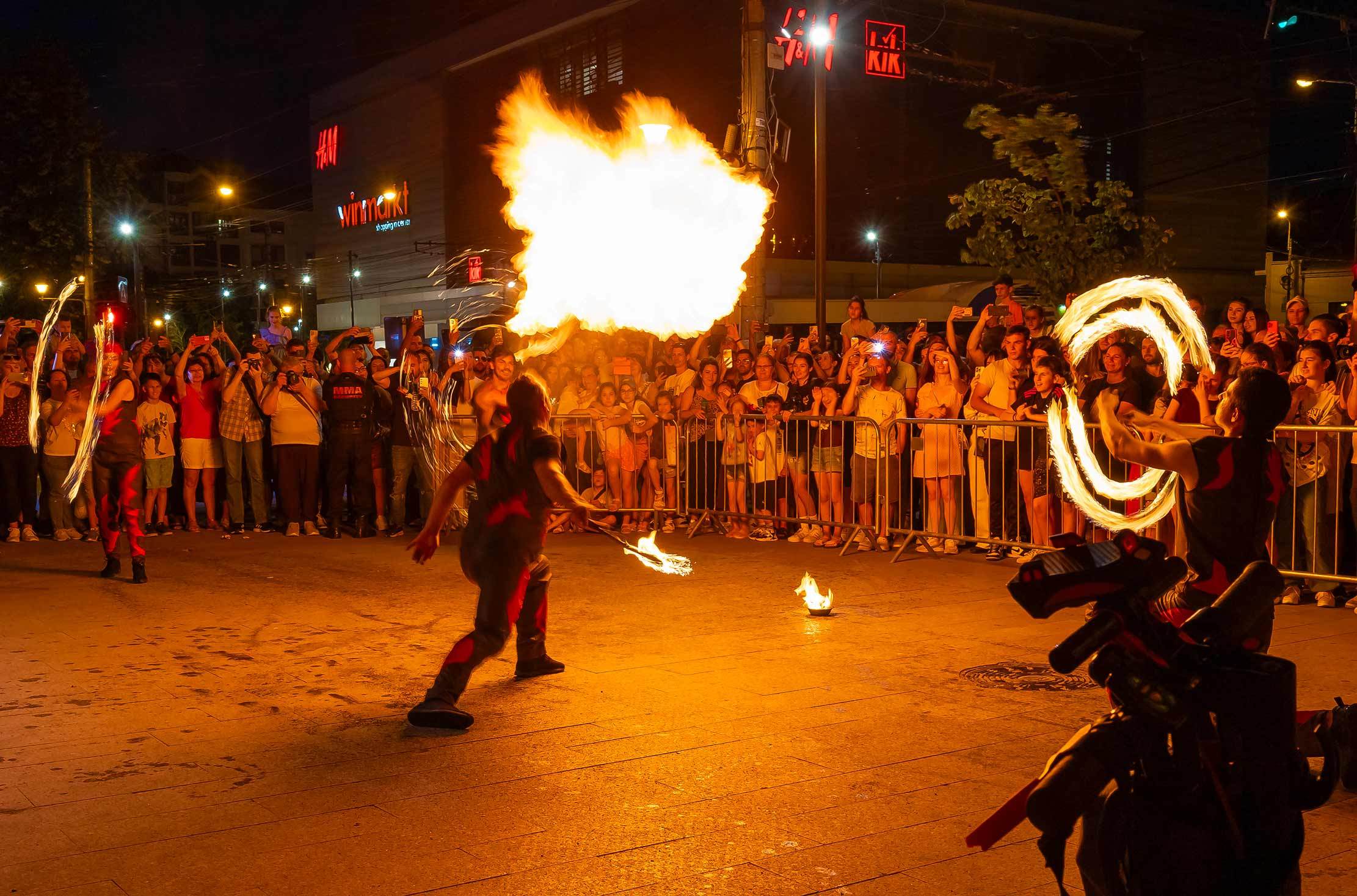 Imagini care îţi "ard" privirea! Atmosferă incendiară, la propriu, în centrul Galaţiului (FOTO)
