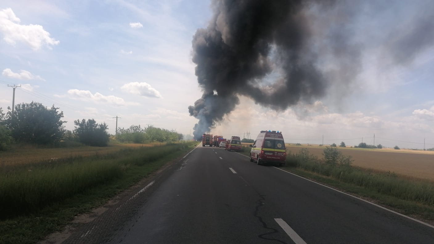Accident mortal: Cisternă cu benzină lovită de mașină, la Brăila. Șoferul mașinii, carbonizat, posibil polițist (FOTO/VIDEO)