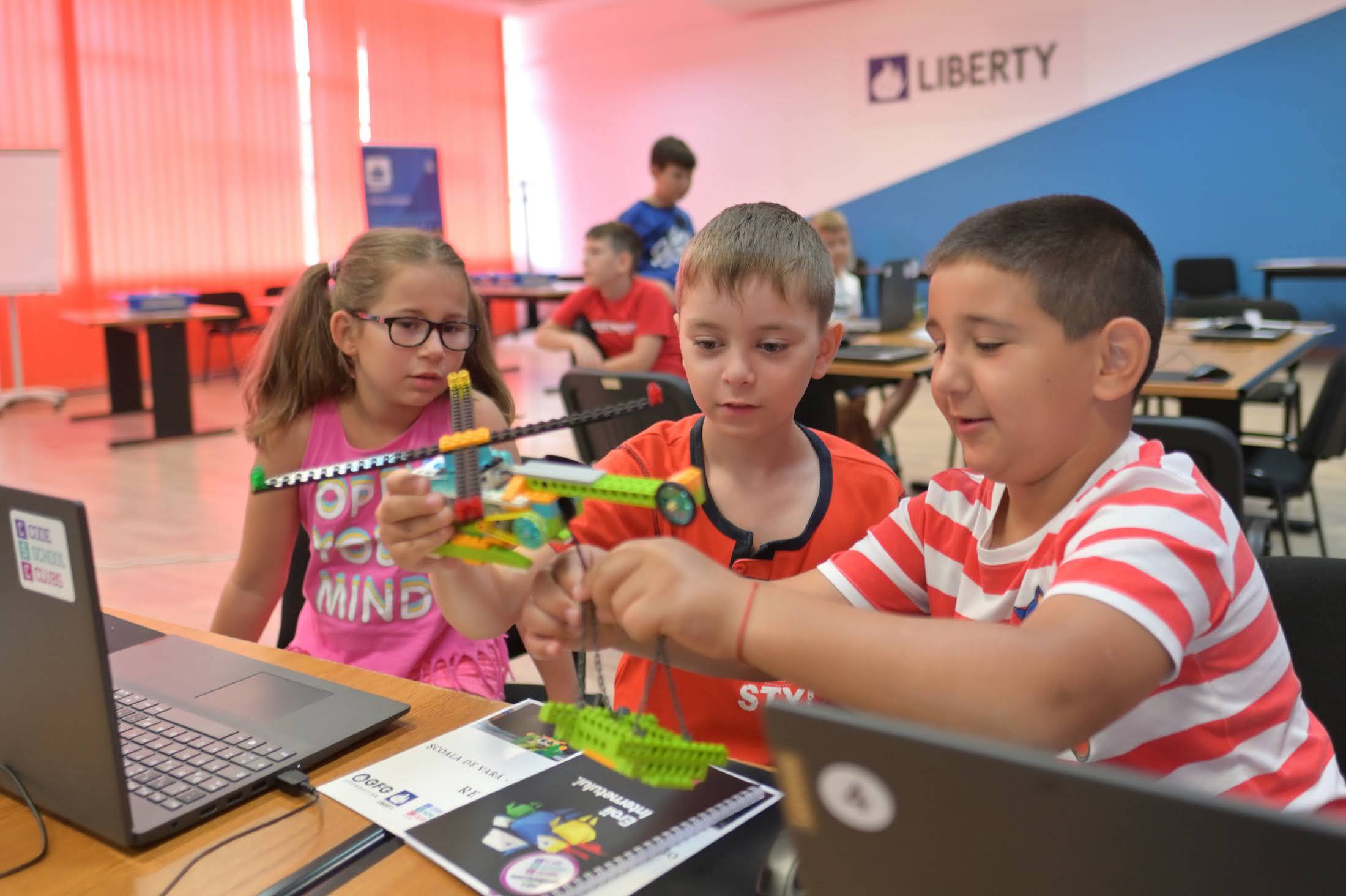 LIBERTY Galaţi lansează a doua ediţie a Clubului de Robotică (FOTO)