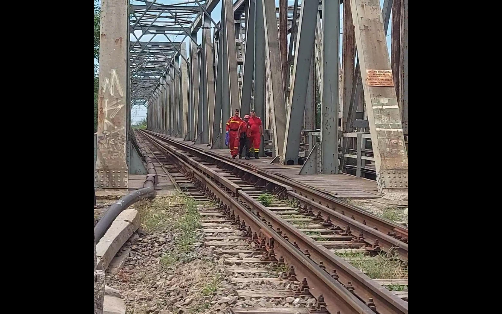 Galaţi: Bărbat adormit între şine, salvat în ultima clipă (VIDEO)