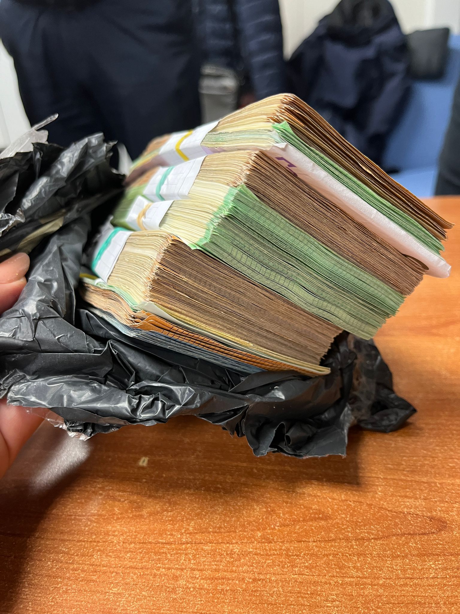Zeci de mii de euro descoperiţi de vameşi, la Isaccea