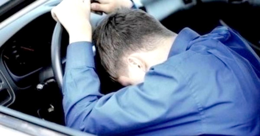 Un dosar penal, "cadou" de majorat pentru un tecucean de 18 ani! A condus fără permis în parcarea unui market
