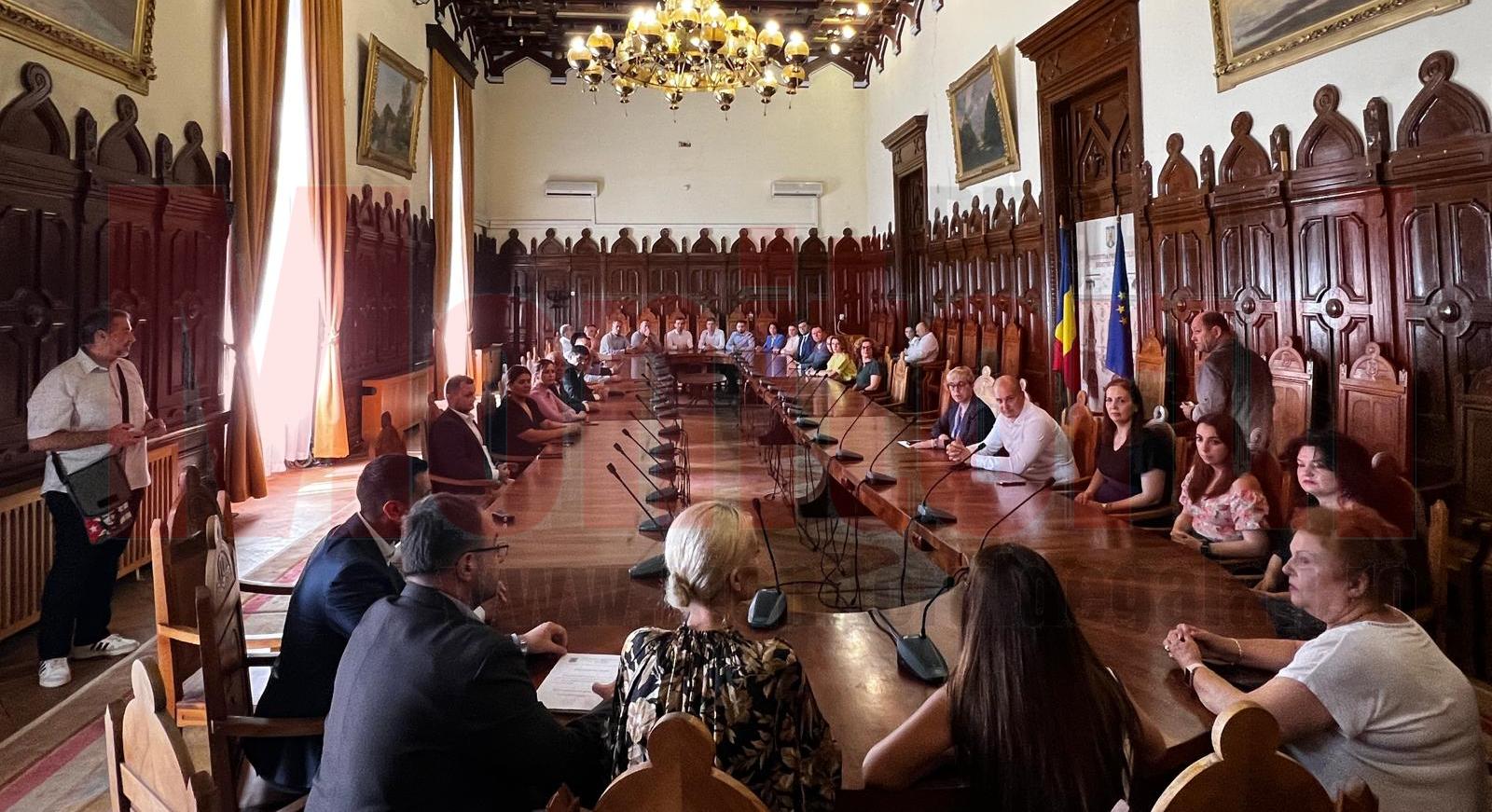 Cei 34 de noi consilieri judeţeni şi-au primit, astăzi, certificatele de validare în funcţie