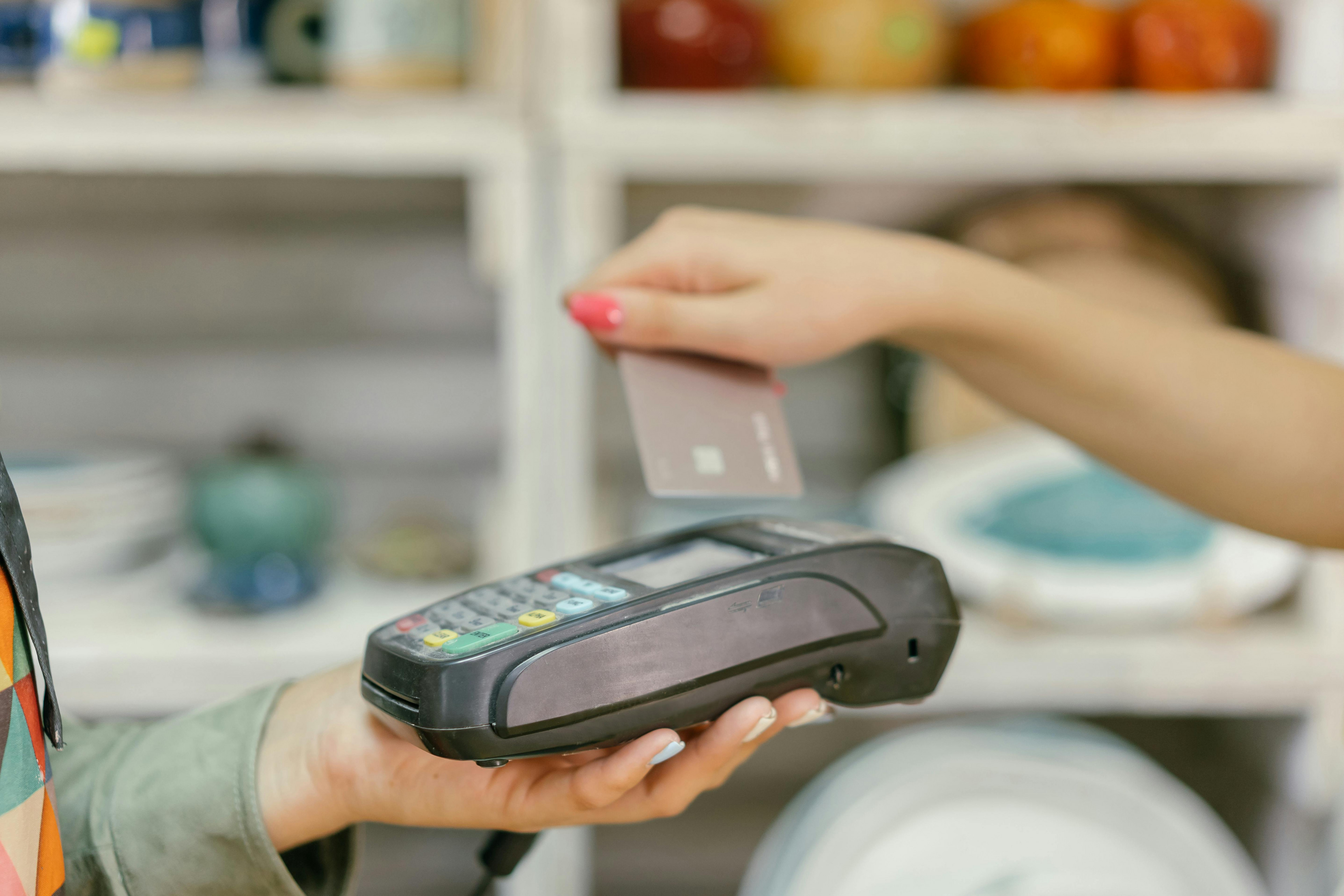 Plata cu cardul a devenit obligatorie pentru toţi comercianţii, din 16 iunie