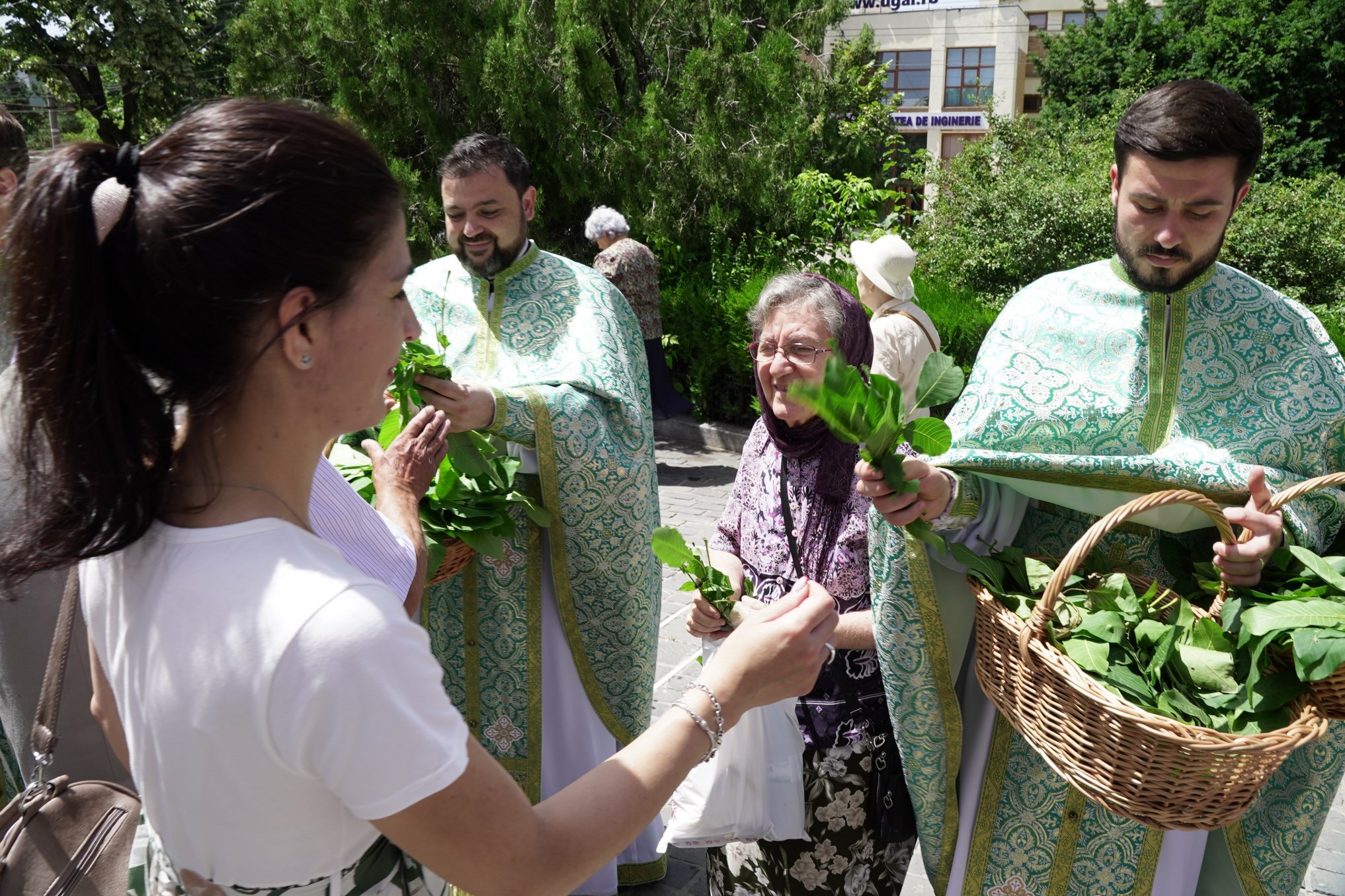 FOTO: Praznicul Pogorârii Sfântului Duh la Catedrala arhiepiscopală din Galaţi