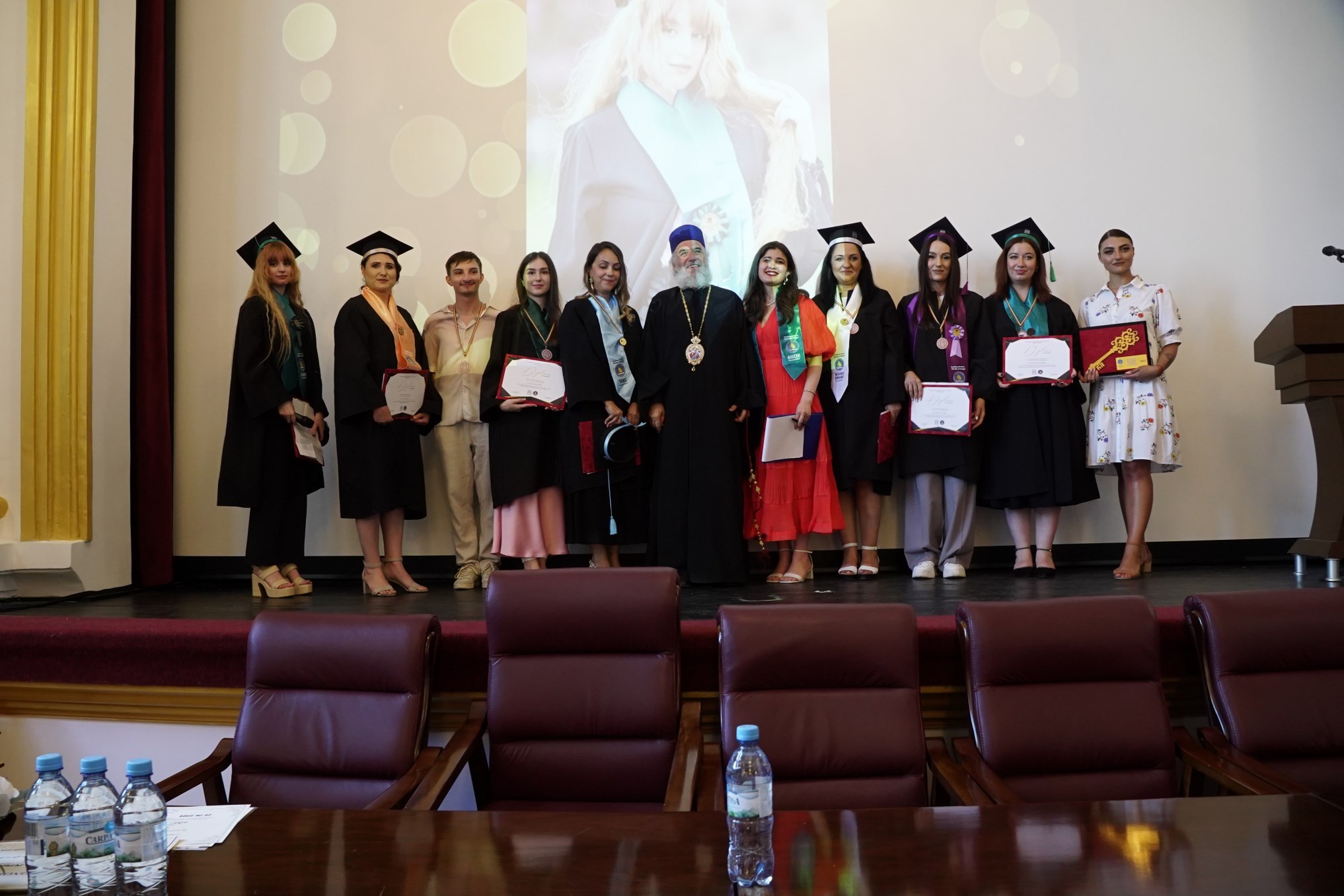 FOTO: Cursul festiv al absolvenţilor Facultăţii de Istorie, Filosofie şi Teologie din Galaţi
