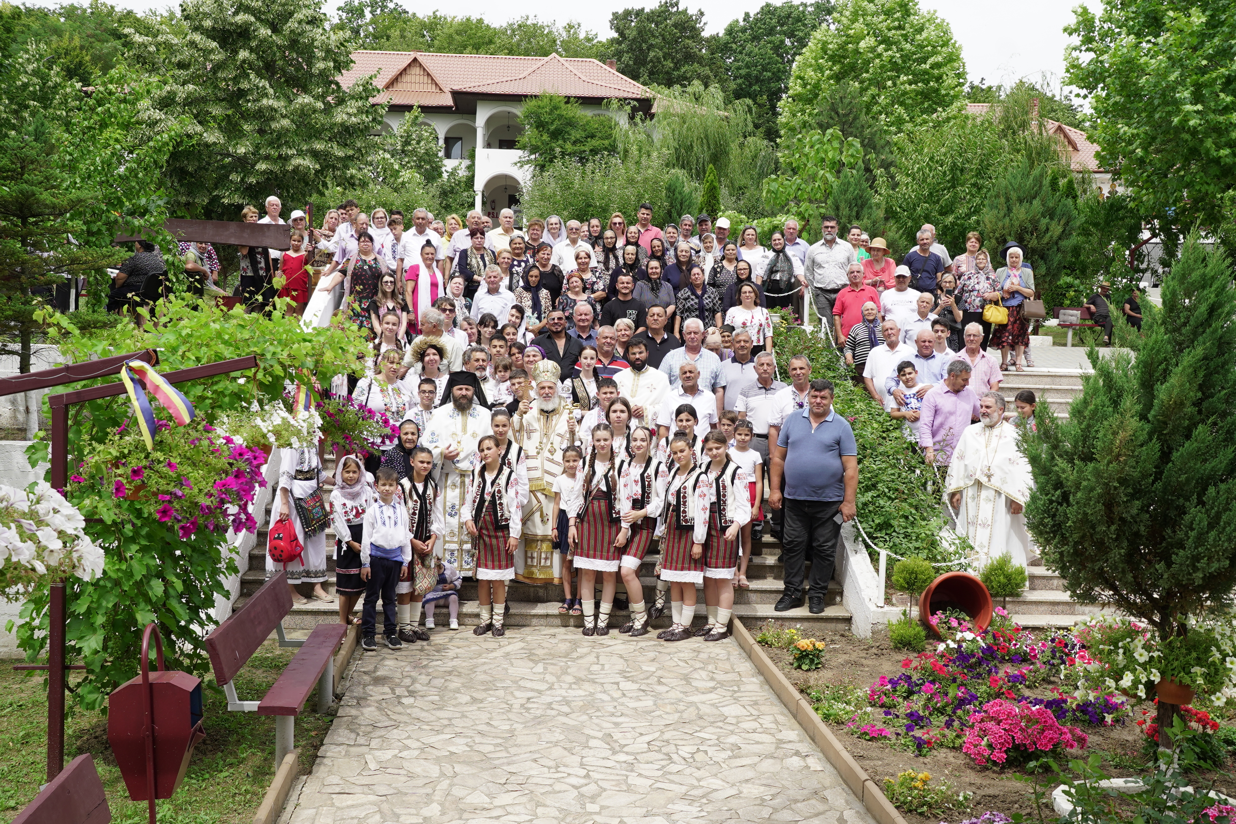 Schitul Toflea, unul dintre cele mai vechi aşezări sihăstreşti din judeţul Galaţi! Zi de hram, în imagini (ALBUM FOTO)