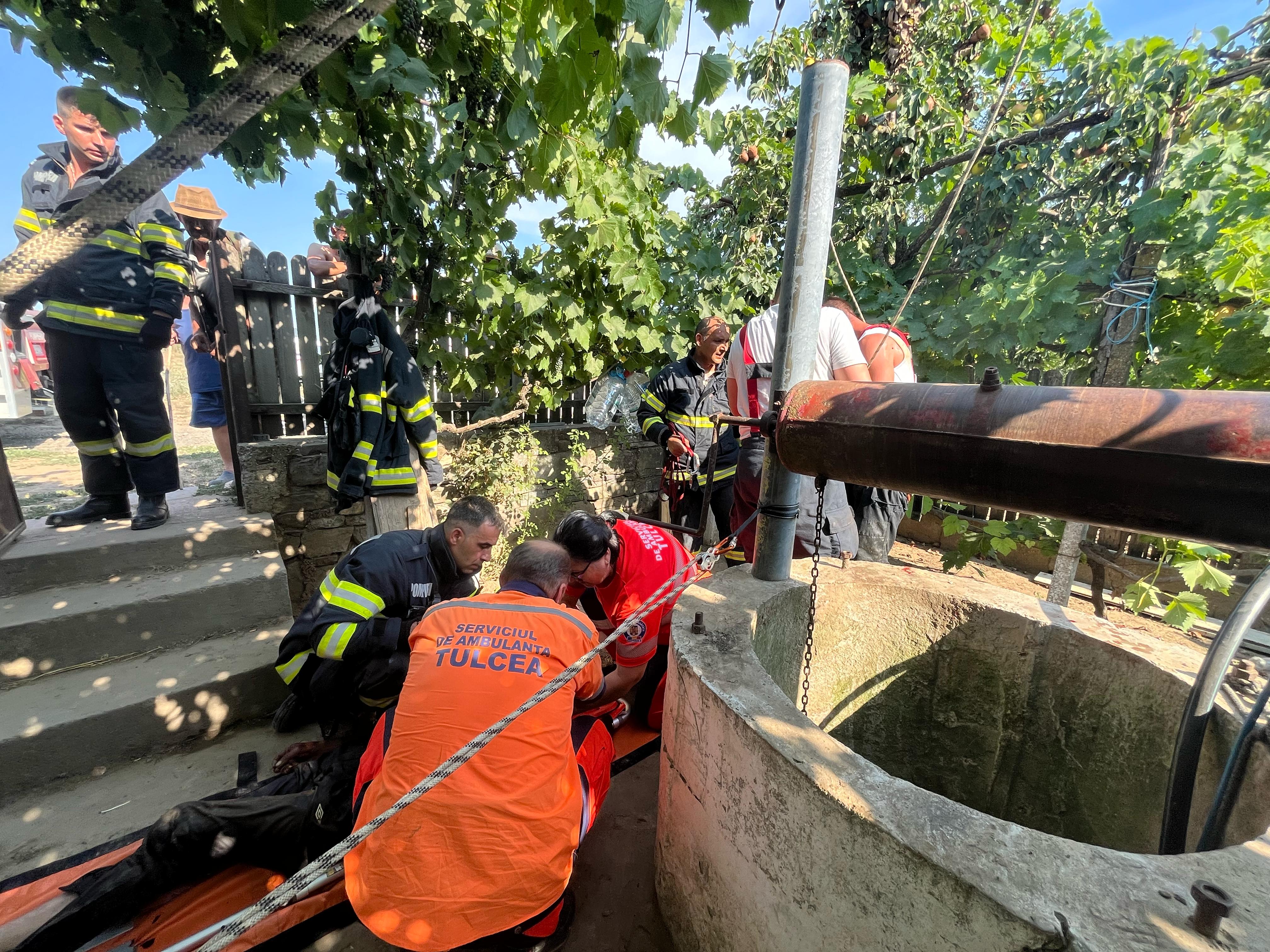 VIDEO: Bărbat căzut în fântână. Intervenție contracronometru la Tulcea